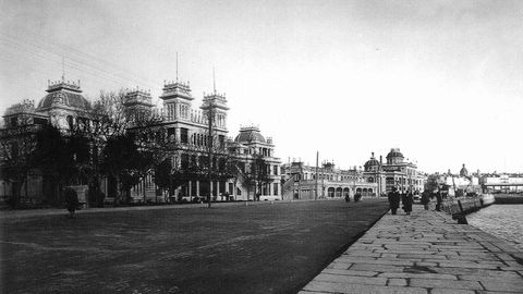 Imagen del viejo paseo en en puerto de A Coruña en los años 20, con sus tres edificios modernistas, el desaparecido hotel Atlántico, el Kiosco Alfonso y la la Terraza que en 1922 sustitutó a la original de madera que se trasladó a Sada.