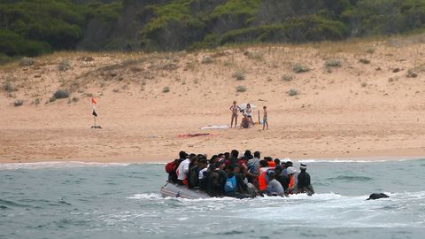 Los inmigrantes llegan a la playa de Tarifa, ante la sorpresa de los ba�istas 

