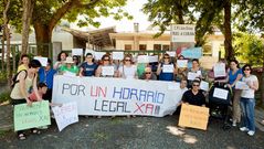 Protesta de la AMPA del colegio de Rois en defensa de un �horario legal� para el centro