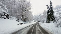 La nieve cubre el acceso al puerto San Isidro desde Asturias en una imagen de archivo.