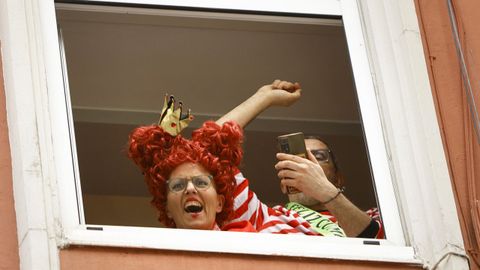 Vecinos de la calle de la Torre a los que les cantaron ayer por su cumplea�os