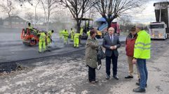 El alcalde, en el centro, con los responsables municipales y un encargado de la empresa