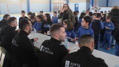 Los futbolistas firmaron aut�grafos a los estudiantes del centro noi�s.