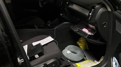Interior revuelto en uno de los coches desvalijados en un garaje de Garc�a Prieto