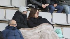 Aficionados con una manta en el estadio de A Malata.