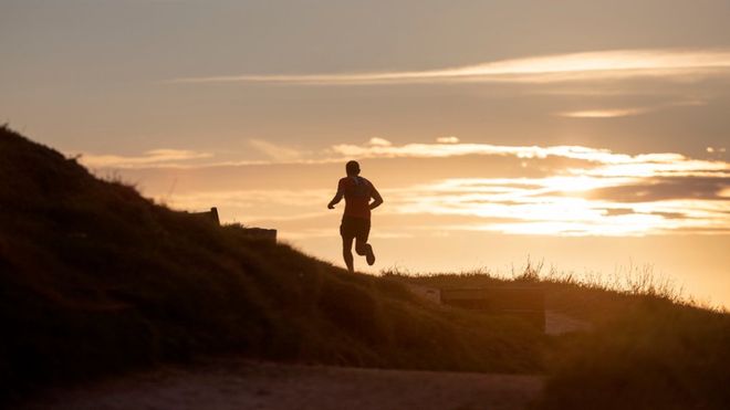 Un ciudadano corriendo por el entorno de la torre de H�rcules