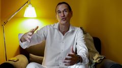 El escritor Roberto Santiago.