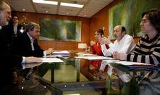 Rubalcaba, ayer en un momento de la reuni�n con el equipo de negociadores del PSOE.