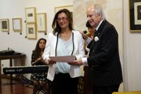 Ramiro Carregal le entreg� el premio a la artista noiesa. 