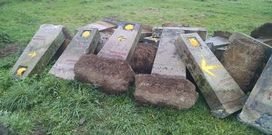 <span lang= es-es >Mojones tirados en Melide y primer monolito del Cami�o Franc�s</span>. Uno de los lugares en los que los propios peregrinos localizaron algunos mojones de los que fueron retirados del camino fue a menos de un kil�metro del casco urbano de Melide. A poca distancia de ese lugar, en la parroquia de O Mato, de Palas de Rei, se colocaba en 1986 el primero monolito del Cami�o Franc�s. 