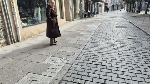 Esperanza Arias mirando algunos de los desperfectos en Linares Rivas, en Sada.
