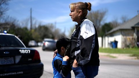 Un ni�o oculta el rostro contra el cuerpo de su madre en el vecindiario donde se produjo la tercera explosici�n, en Austin