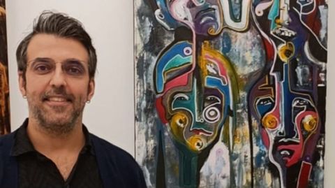 El pintor Tarek Al-Ajlani