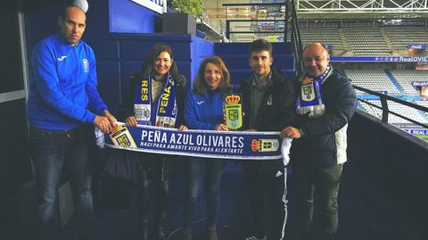 Jimmy, con miembros de la Pe�a Azul Olivares en el palco del Carlos Tartiere