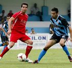 El viveirista Erni, de rojo, realiza un pase ante un jugador del Lugo.