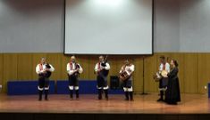 O Arco de Merza, que festejara 25 a�os pr�ximamente, fue uno de los grupos que actu� ayer en Crucesarte.