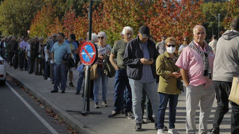 Cola para la vacunacin a la entrada de Expocorua