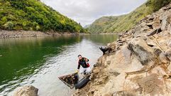 Daniel Daz, de la bodega DFran, en el momento en que se sac del embalse el jauln con las botellas