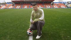 Kevin Presa posa para La Voz este mi�rcoles sobre el cuidado c�sped del �ngel Carro.