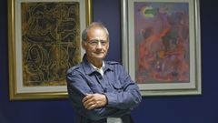 Felipe Criado, que fue Premio Nacional de Investigaci�n, con los cuadros pintados por su padre al fondo