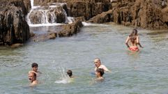 Ba�istas en la playa de As Furnas de Porto do Son, de las m�s fr�as de Barbanza
