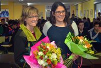 Lola Outeiral y Alba Cuba recibieron sendos ramos de flores. 