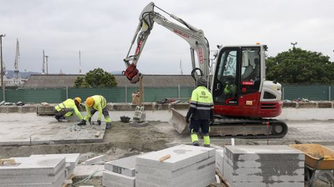 Operarios trabajando en la disposici�n del pavimento de granito de la nueva zona peatonal.