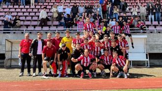 La plantilla del Arteixo, celebrando su triunfo en San L�zaro.