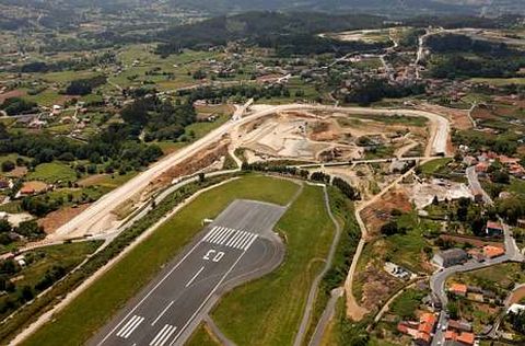 Imagen a�rea de la pista de Alvedro tomada en junio del a�o pasado.