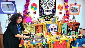 La mexicana, Julia Acevedo, lleva a�os haciendo altares de muertos en Vigo.