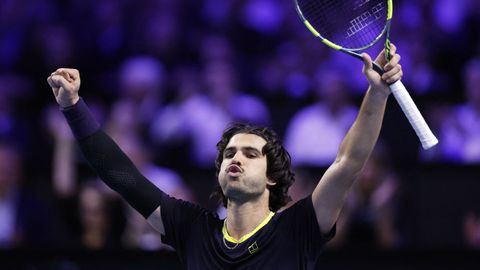 Carlos Alcaraz, este jueves, celebrando su victoria ante Nikoloz Basilashvili en Viena.
