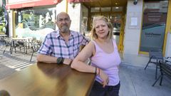 Rufino Garc�a, propietario de la Cafeter�a Andi�n, junto a su mujer, Siny Hern�ndez, en la terraza de su local.