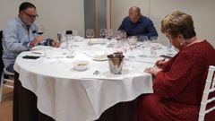 Alberto Levi, al fondo, junto a Isabel Mijares y �ngel Fern�ndez, en la cata de ayer