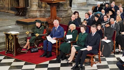 La reina Isabel II, el pr�ncipe Carlos y Camila y la princesa Margarita, en primer t�rmino, con parte de la familia real sentados detr�s