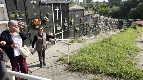 Josefina, en el cementerio donde tuvo que esperar horas para poder enterrar a su marido.