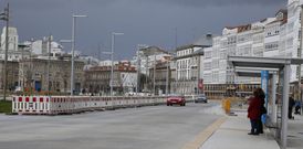La nueva explanada de La Marina, donde ayer continuaban las vallas y los coches, se abri� al p�blico en junio del 2014. 