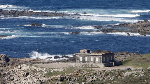 Cabo Silleiro. Las traducciones causaron muchos de los errores que sufre la toponimia marina. Como Centollito por O Centuliño, en Baiona. Allí hay nombres curiosos rescatados, como Rapachaquetas o Rapatimóns, zonas de piedras peligrosas para la navegación. O Cunichán, en cabo Silleiro, hace referencia al naufragio del barco inglés Collingham. Pronunciarlo no fue fácil para el farero que en 1906 transmitió el suceso.