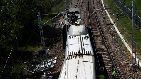 Vista del tren Alvia con destino Asturias tras descarrilar en Le�n