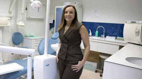Loli Caama�o trabaja en centros de atenci�n primaria y es presidenta del colegio gallego de higienistas dentales