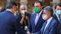 Los presidentes de Cantabria, Miguel �ngel Revilla (d), y de Asturias, Adri�n Barb�n (2d)