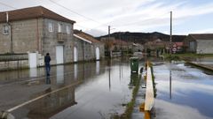 Una calle de Xinzo de Limia, inundada tras las fuertes lluvias, en una imagen del viernes pasado. 