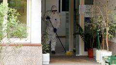 Trabajos de desinfecci�n en la residencia de ancianos de Grado