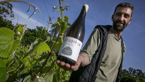David Rial, bodega Cazapitas de Rianxo, con una botella de tinto con la variedad de uva rati�o comercializada con el nombre de Cazapitas O Peruco