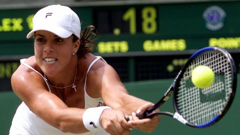 Jennifer Capriati, durante un partido en Wimbledon en el 2001