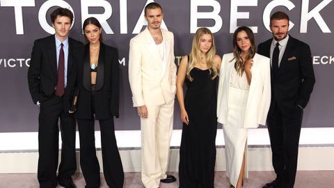 La familia Beckham en el estreno de la docuserie. De izquierda a derecha, Cruz Beckham, Jackie Apostel, Romeo Beckham, Harper Beckham, Victoria Beckham y David Beckham.