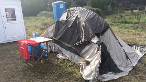 Tienda de campa�a rota por el temporal que se usa para guardar bebida