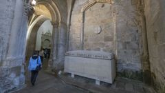 O templo conta con moitas humidades, como se aprecia xunto � tumba de Castelao. 