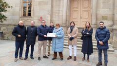 Ramón Seijas (Acauto) entregó a María Tabarés (Cáritas) el cheque solidario de las ventas del salón automóvil