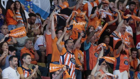 Los aficionados del Leyma Coru�a, alentando a su equipo ante el Estudiantes.