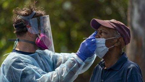 Foto de archivo de un trabajador sanitario, durante una prueba  de covid-19 en Lake Worth Beach, Estados Unidos